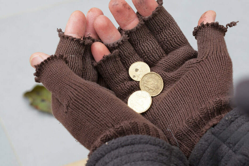 Die Bettlerin hatte kurz vor dem Überfall noch um Almosen gebeten. (Symbolbild)