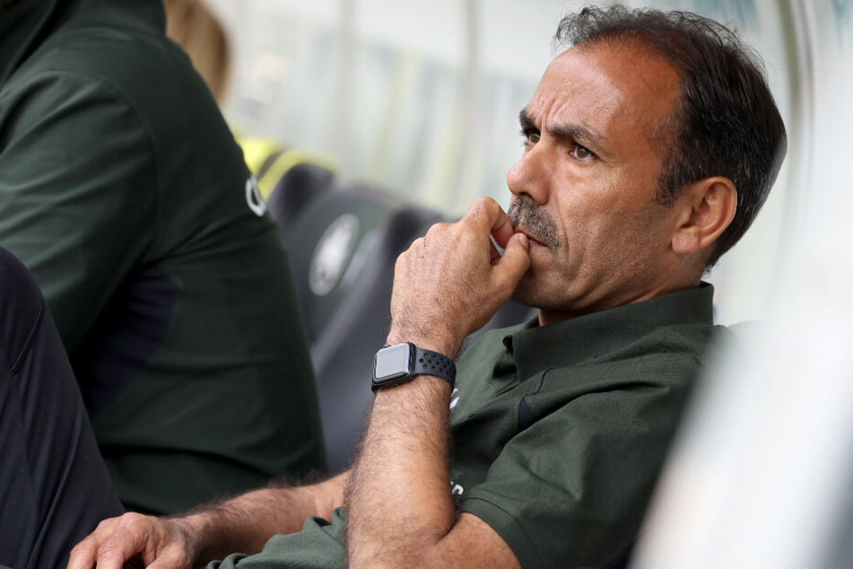 Trainer Jos Luhukay grübelt über die Aufstellung gegen Arminia Bielefeld.