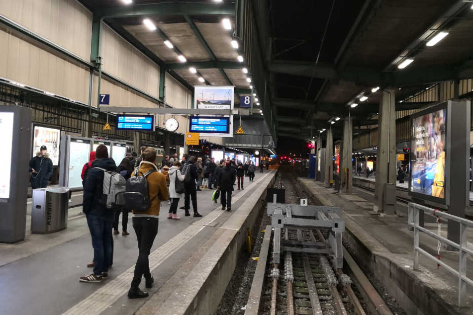 Am Gleis 8 des Stuttgarter Hauptbahnhofs stehen Reisende.