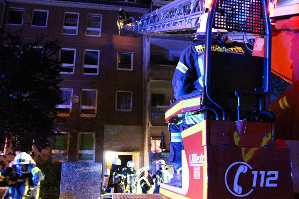 Die Feuerwehr musste die Bewohner des Mehrfamilienhauses in Sicherheit bringen.