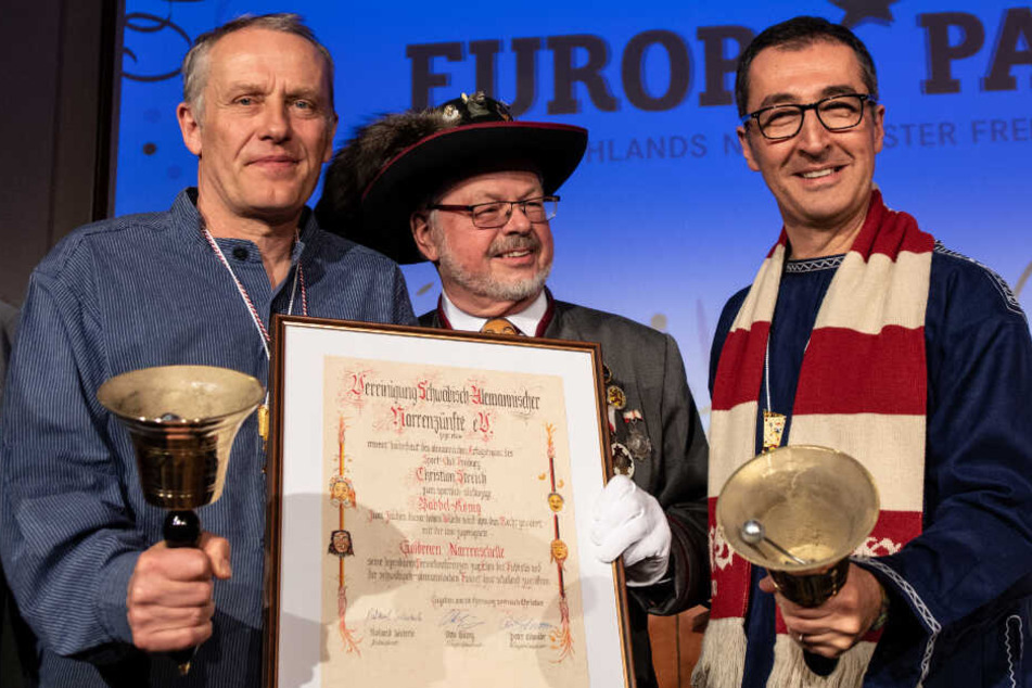 Fußballtrainer Christian Streich (links), Narrenzünfte-Präsident Roland Wehrle (Mitte) und Cem Özdemir (rechts) am Mittwochabend in Rust.