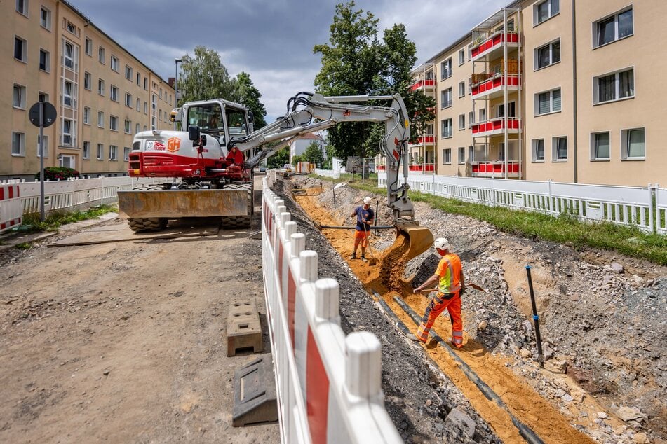 Mit schwerem Gerät verlegen die Bauarbeiter auf der Dürerstraße derzeit neue Trinkwasser- und Fernwärmeleitungen.