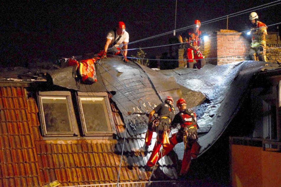 Insgesamt wurden laut Polizei rund 250 Quadratmeter Dachfläche abgedeckt.