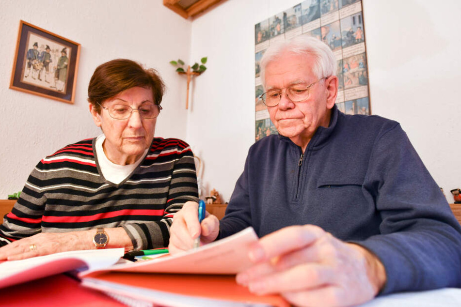 Otto und Karin H., aufgenommen in ihrer Mietwohnung im Stadtteil Schwabing, in der sie seit 35 Jahren wohnen.