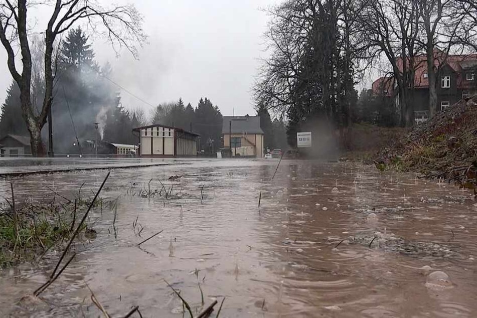 DWD und der Landesbetrieb für Hochwasserschutz in Sachsen-Anhalt haben Warnungen herausgegeben.
