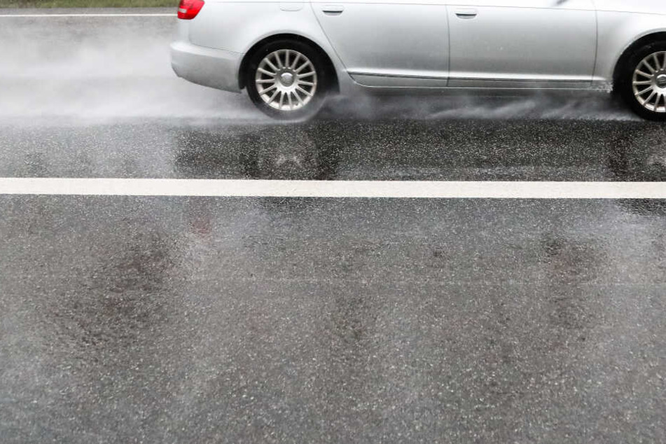 Nasse Straßen können zur gefährlichen Falle werden, wenn man zu schnell unterwegs ist. (Symbolbild)
