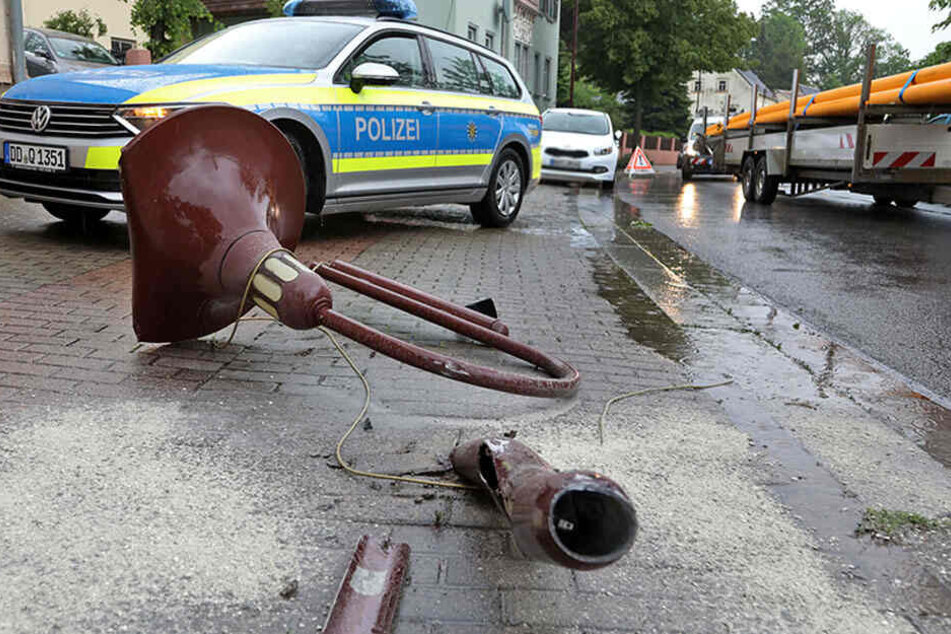 Der Ford krachte gegen eine Straßenlaterne.