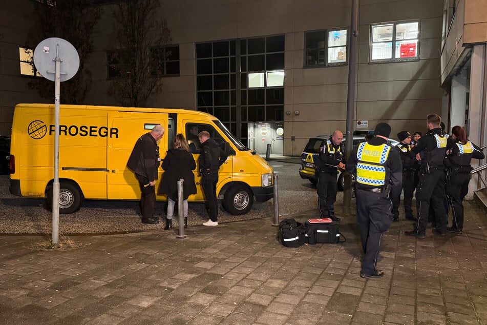 In Hamburg-Billstedt ist am Freitag ein Geldtransporter überfallen worden. Der bewaffnete Täter flüchtete, die Fahndung der Polizei läuft.