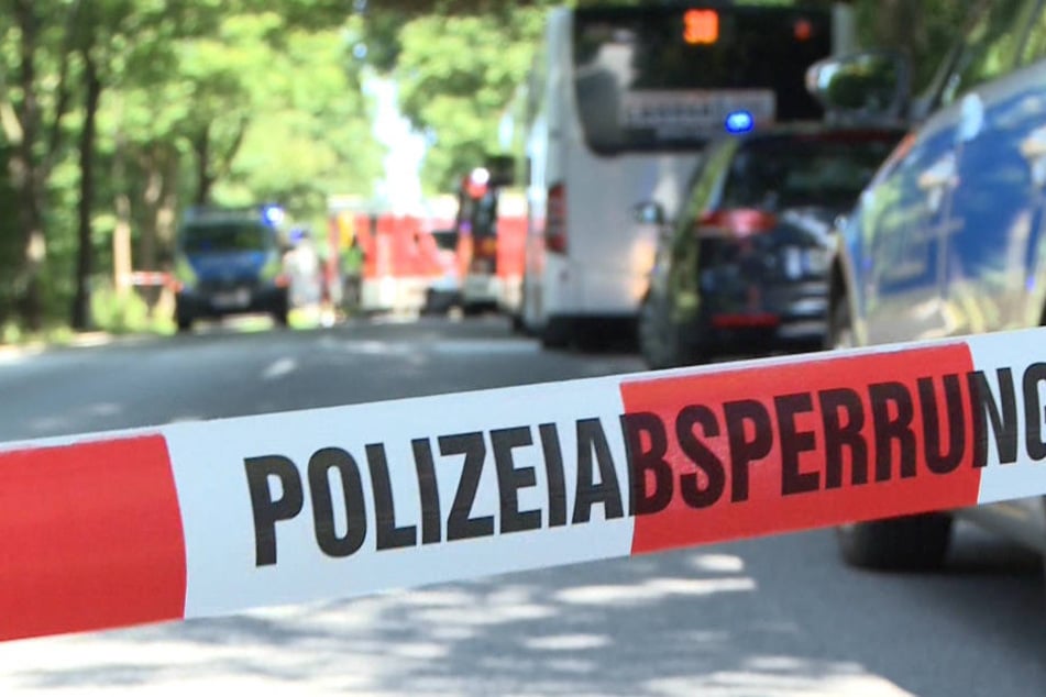 Ein Polizeiband im Stadtteil Kücknitz sperrt die Straße hinter dem Linienbus ab.