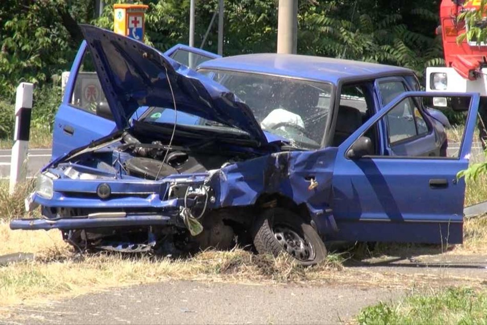 Am Seat entstand Totalschaden. Ein außer Dienst befindlicher Kamerad der Feuerwehr rettete den eingeklemmten Mann (25) aus seinem Auto.