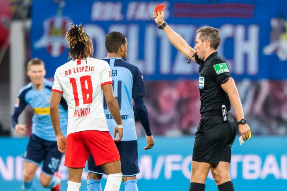 1:0-Torschütze Plea sah nach einem Foulspiel erst Gelb, wegen Meckerns im Nachgang sogar Gelb-Rot.