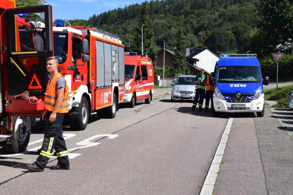 Die Feuerwehr musste die Frau aus der misslichen Lage befreien, das THW sicherte die einsturzgefährdete Garage ab.