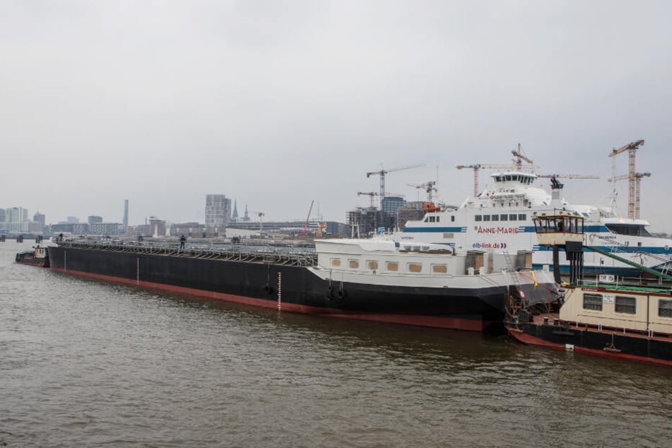 Die "Spera" liegt im Hamburger Hafen zwischen zwei Schubschiffen.