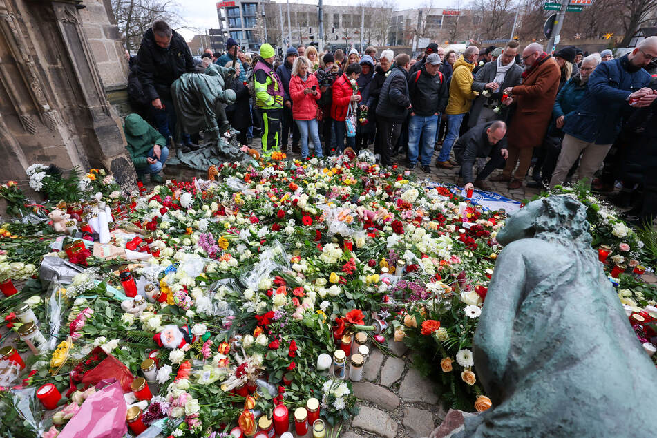 Am Tag nach der Tat legten mehrere Menschen Blumen nieder.