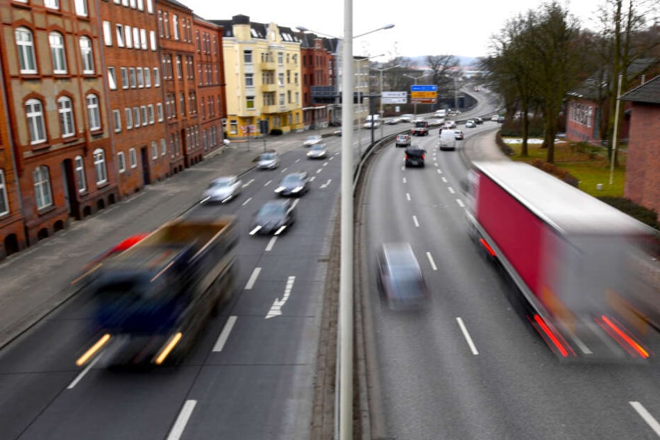 Autos und Lastwagen fahren auf dem Theodor-Heuss-Ring in Kiel.