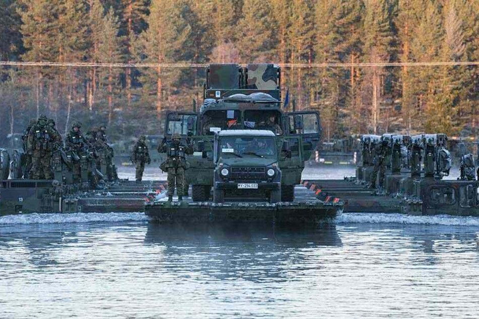 Eine Patriot-Kampfstaffel der Bundeswehr überquert auf einem amphibischen Brücken- und Übersetzfahrzeug vom Typ M3 einen Fluss in Norwegen.