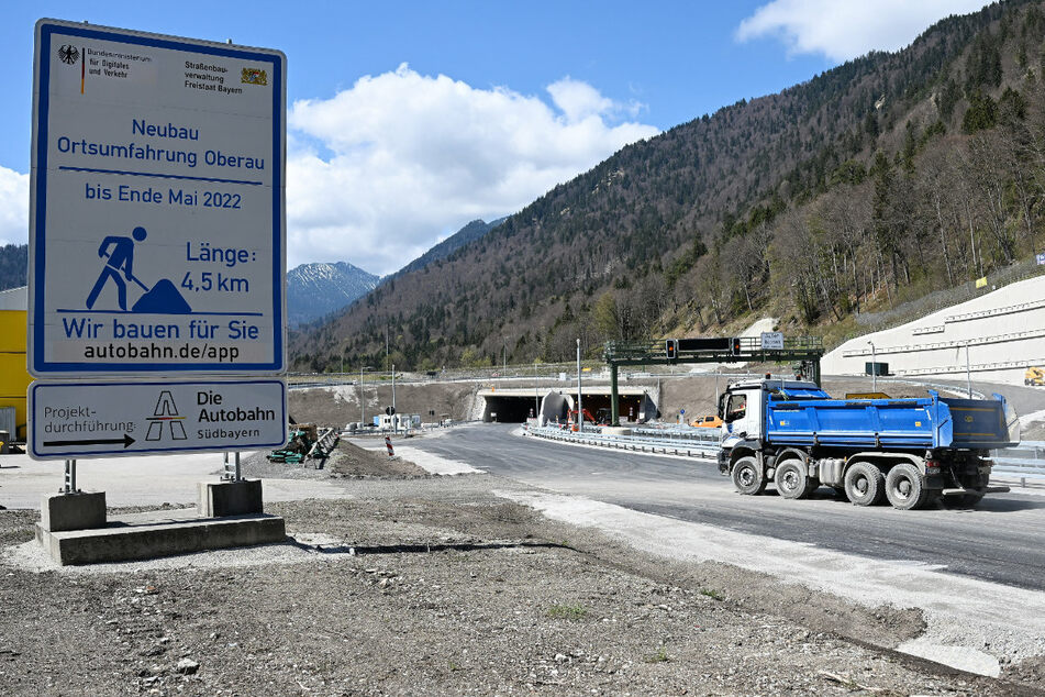 Nach mehr als zehn Jahren Bauzeit soll der Tunnel für Oberau die überlastete B2 Richtung Garmisch-Partenkirchen entlasten.
