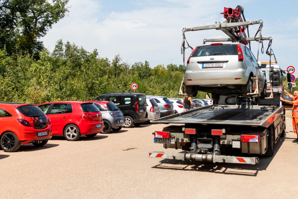 Am Wochenende soll an Hessens Badeseen verstärkt auf Falschparker geachtet werden (Archivbild).