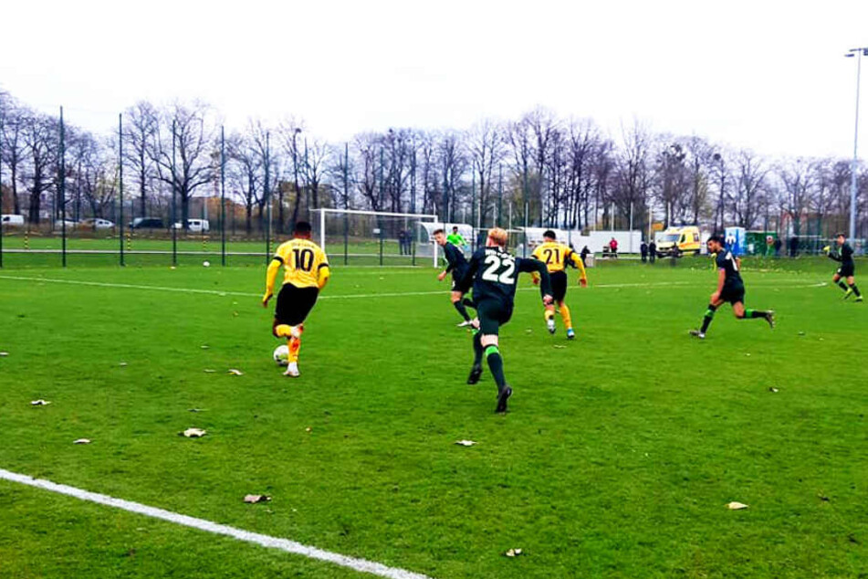Dynamos pfeilschneller Angreifer Ranford-Yeboah Königsdörffer (l.) konnte mehrfach für Entlastung sorgen. Eines seiner Dribblings war mitentscheidend für das Tor zum 2:0.
