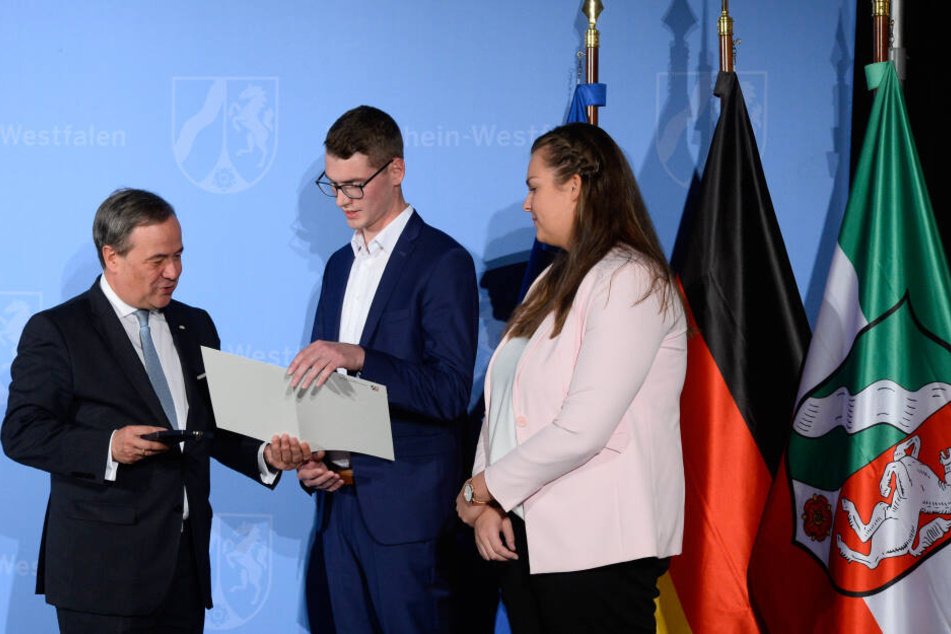 NRW-Ministerpräsident Armin Laschet (58) verleiht im Sportmuseum die Rettungsmedaille an Vinzenz Stollmeier und eine öffentliche Belobigung an seine Freundin Lisa Benteler.