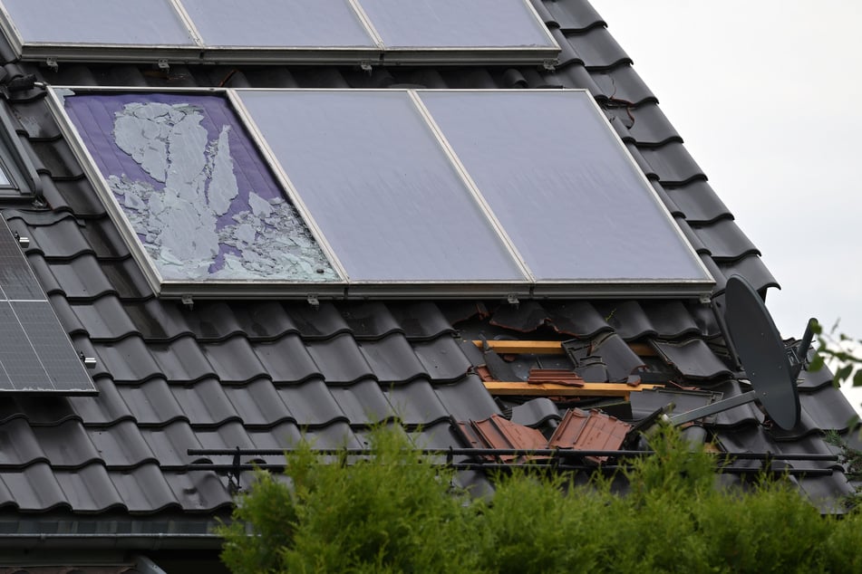 Auch Dächer und Solaranlagen nahmen Schaden.