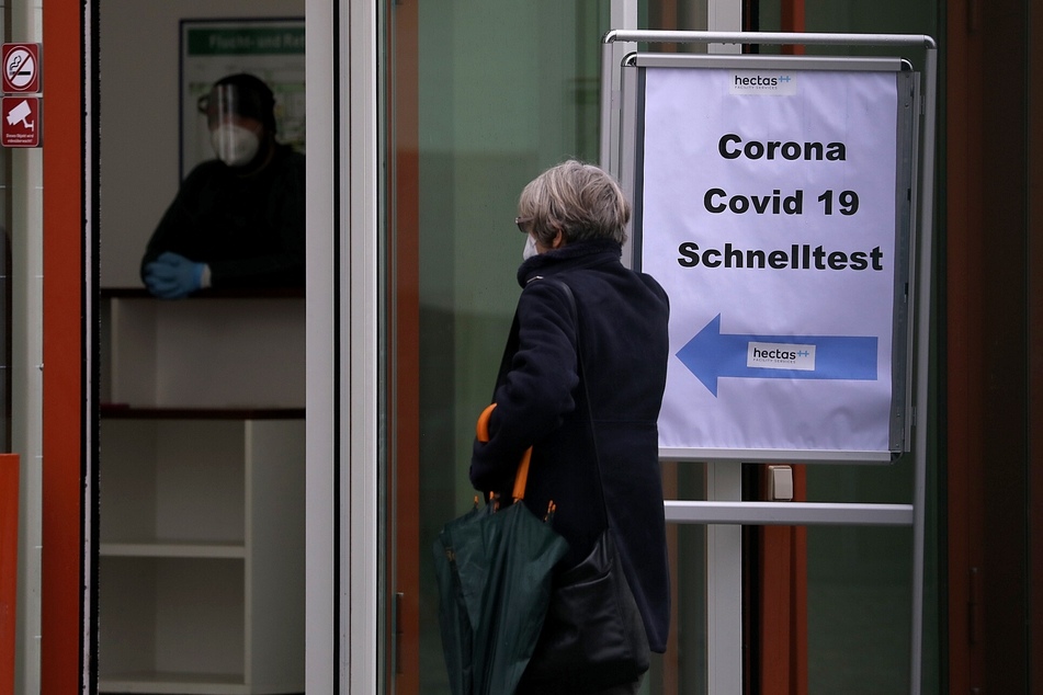Mit einem Corona-Test vor dem Weihnachtsfest werden mögliche Infektionsrisiken ausgeschlossen.