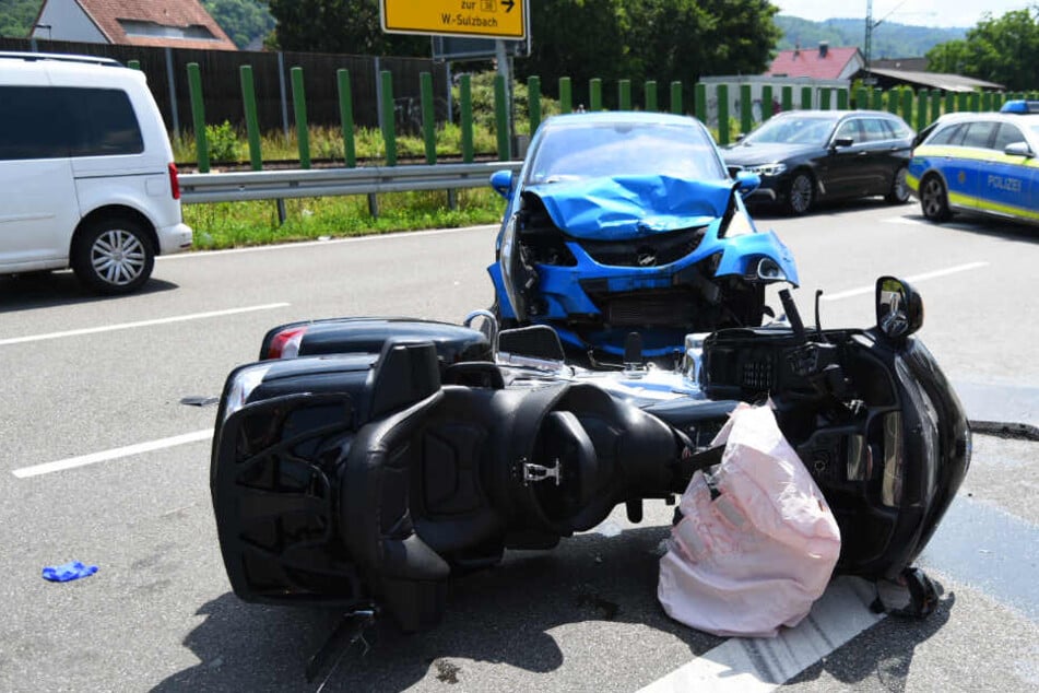 Auto rammt frontal in Biker.