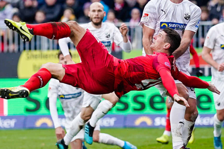 Beim Fallrückzieher: VfB-Oldie Mario Gomez.