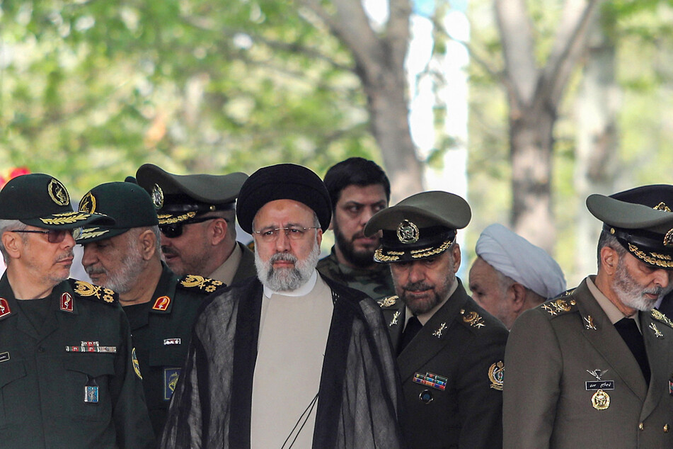 Bei der jährlichen Militärparade zum Tag der Armee in Teheran drohte der iranische Präsident Ebrahim Raisi (63, m.) Israel.