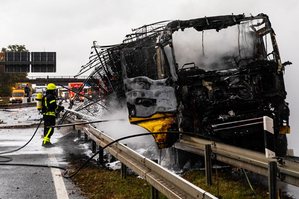 Der Lastwagen brannte völlig aus, nur ein verkohltes Wrack blieb übrig.