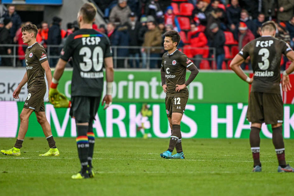 Mit gesenkten Köpfen standen die Spieler nach Abpfiff auf dem Rasen.