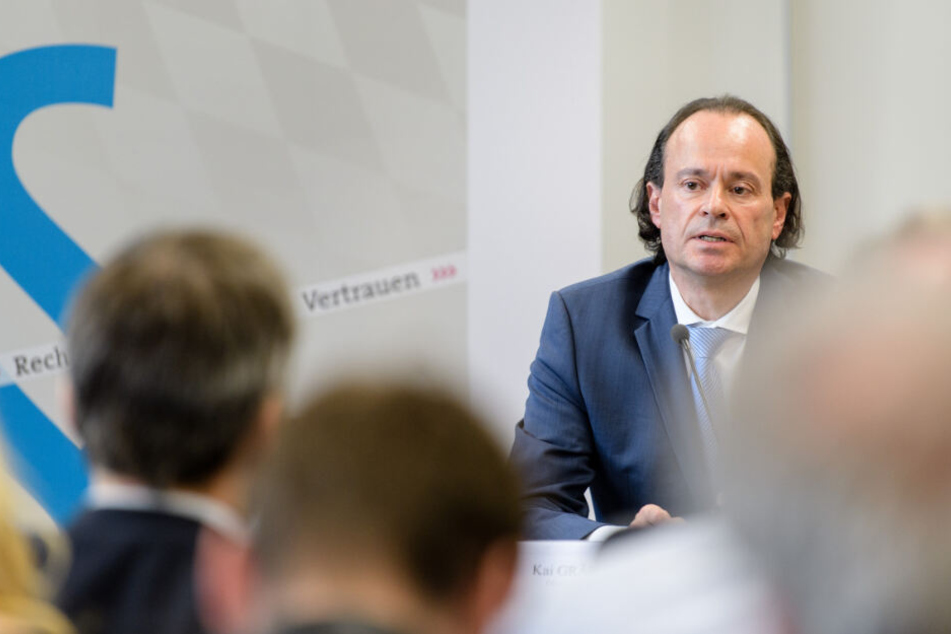 Kai Gräber, Oberstaatsanwalt, spricht auf der Pressekonferenz.