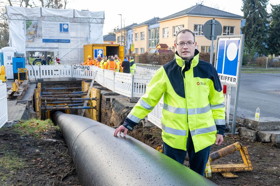 Bauüberwacher und Planer Max Hempel erklärt das "Close-fit-Verfahren". Dabei wird das neue Rohr durch den alten Grauguss-Strang gezogen.