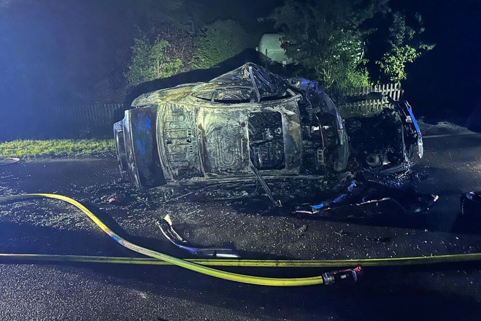 Der Wagen des 20-Jährigen brannte komplett aus.