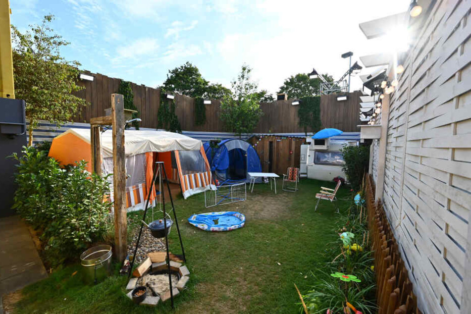 Die Promis müssen auf dem 70 Quadratmeter großen Campingplatz wohnen.