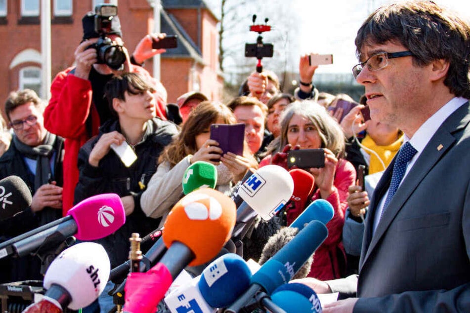 Carles Puigdemont gab nach seiner Entlassung eine kurze Pressekonferenz.