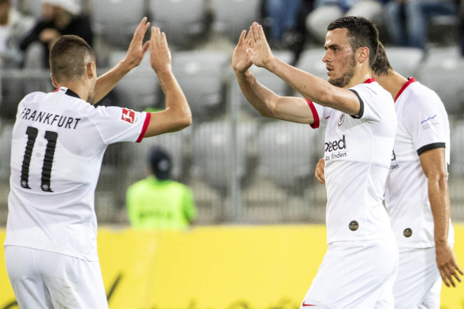 Mijat Gacinovic (Li.) und Filip Kostic vom Bundesligisten Eintracht Frankfurt.
