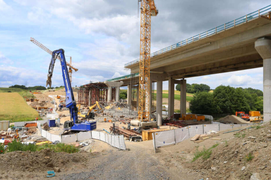 Bagger ziehen an der eingestürzten Talbrücke Schraudenbach an der Autobahn A7 herabgestürzte Teile auseinander (Archivbild).