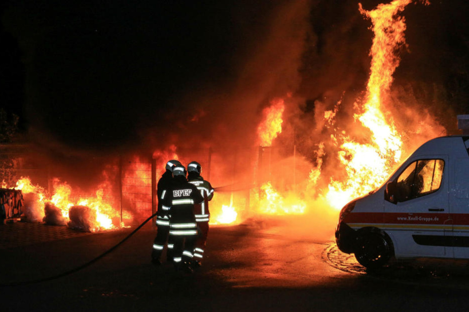 Die Flammen schlugen den Einsatzkräften zum Teil meterhoch entgegen.
