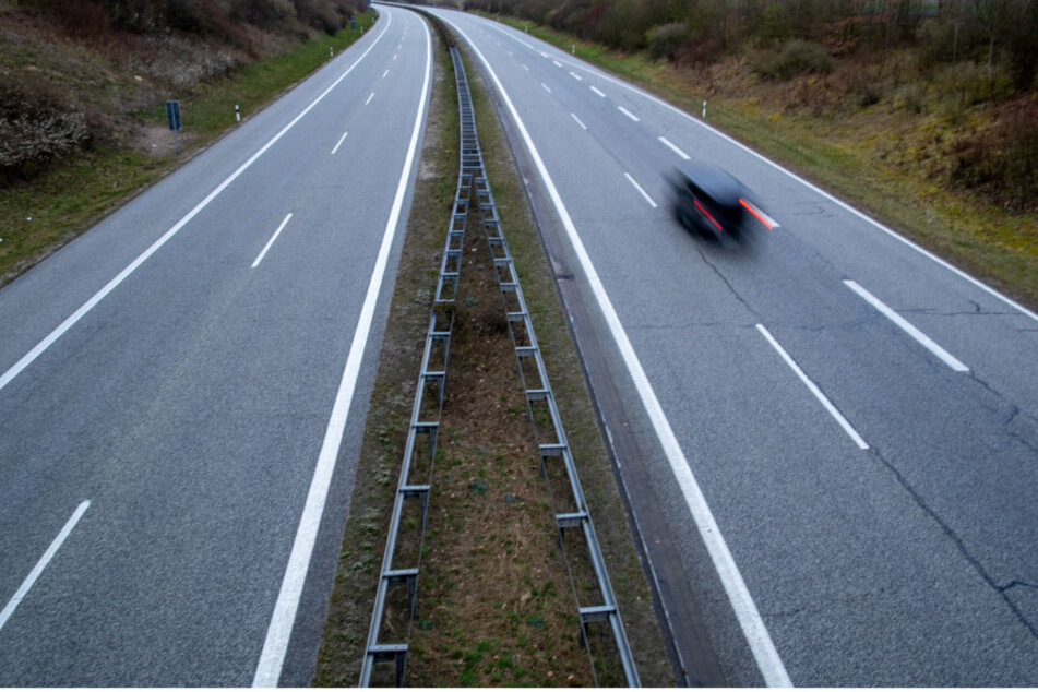 Berlin: Mitten auf der Überholspur: Transporterfahrer stirbt auf der Autobahn