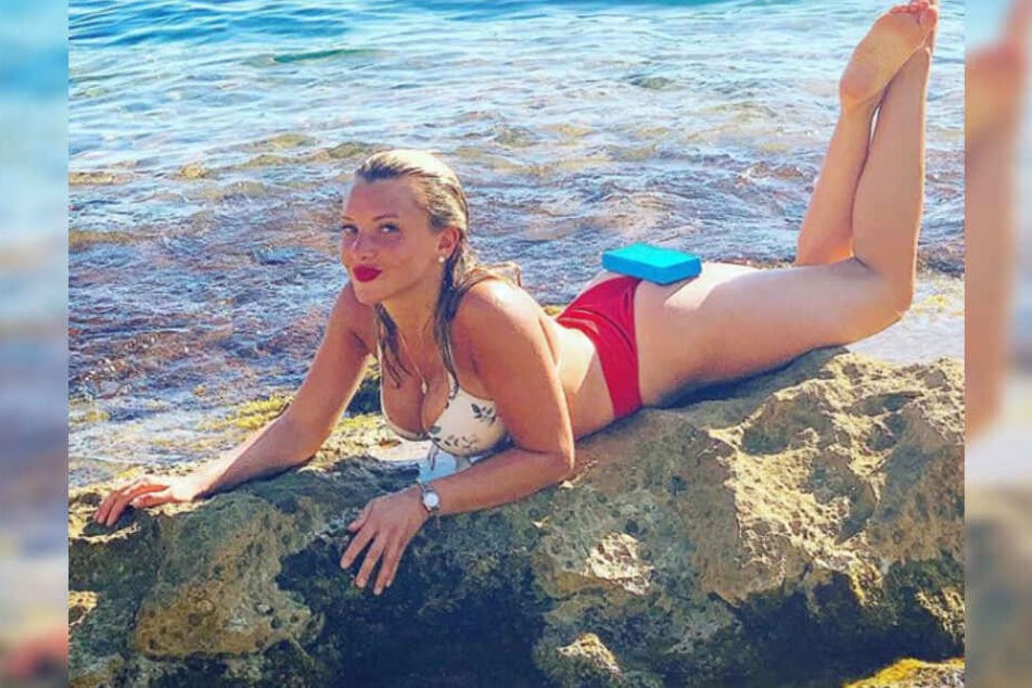 Was macht Evelyn Burdecki mit einem Kühlpack auf dem Po?