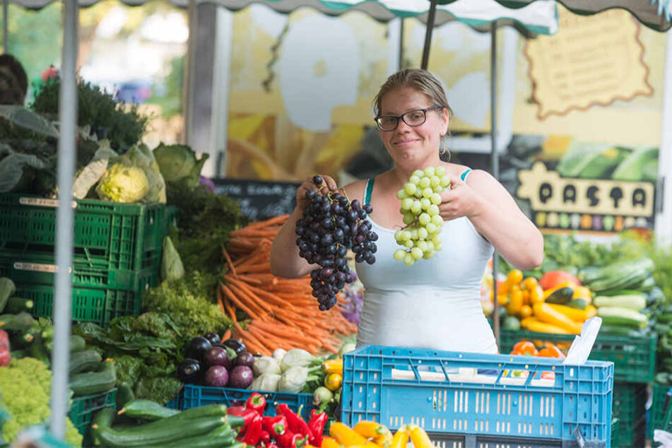 Frisches Obst und Gemüse bietet Katja Hecht auf dem Markt feil. Die 33-Jährige ist Inhaberin eines Gartenbaubetriebes.