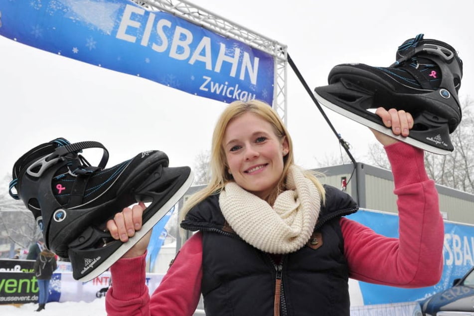 Studentin Tina Falk (26, 2.v.l.) dreht gern ihre Runden auf der Zwickauer
Eisbahn.