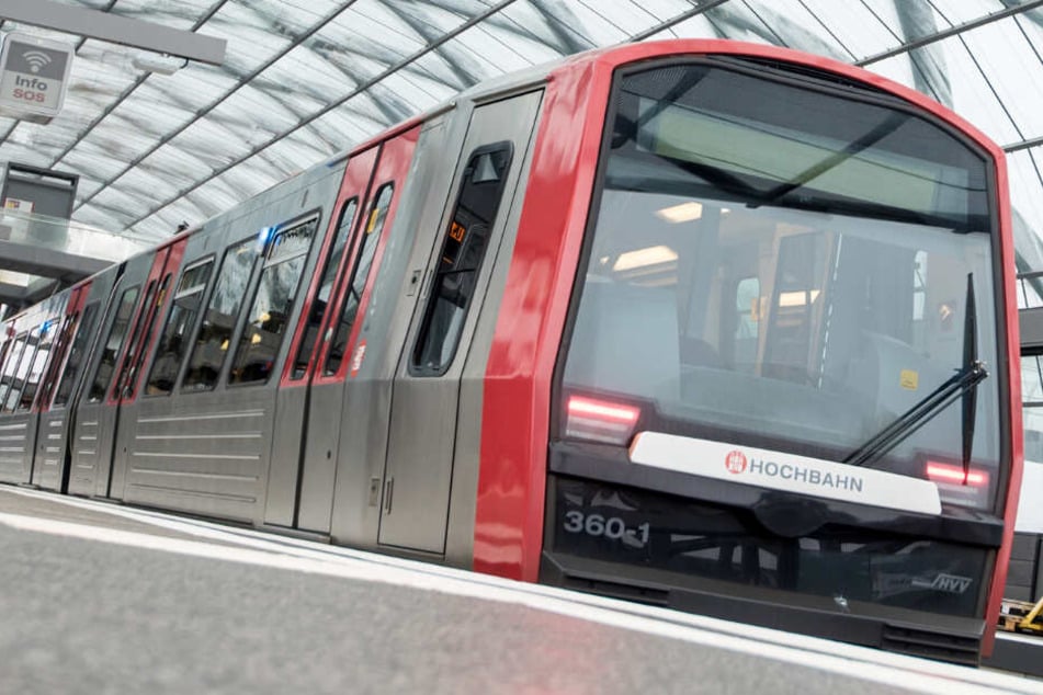 Eine U-Bahn vom Typ DT5 steht am Gleis an den Elbbrücken.