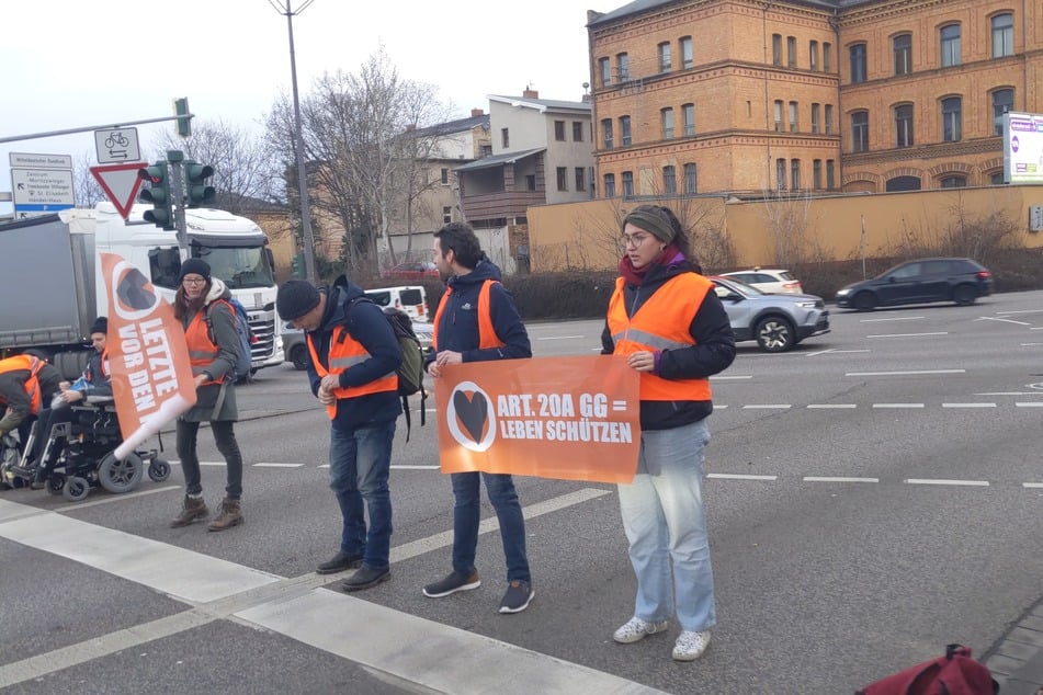 Aktivisten der "Letzten Generation" blockierten am Montagmorgen in Halle den Verkehr.