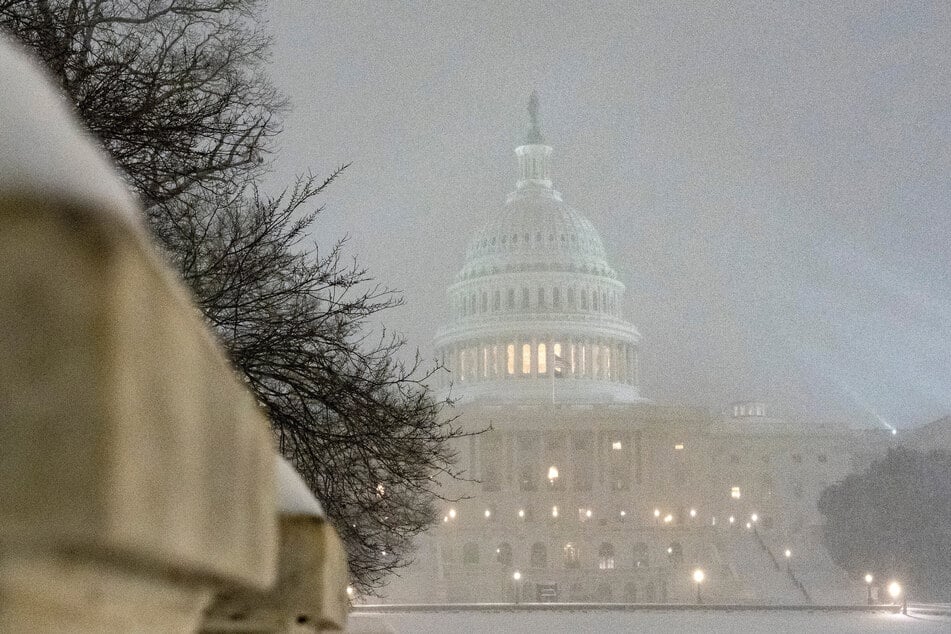 Das US-Kapitol ist bei Schneefall in Washington zu sehen.