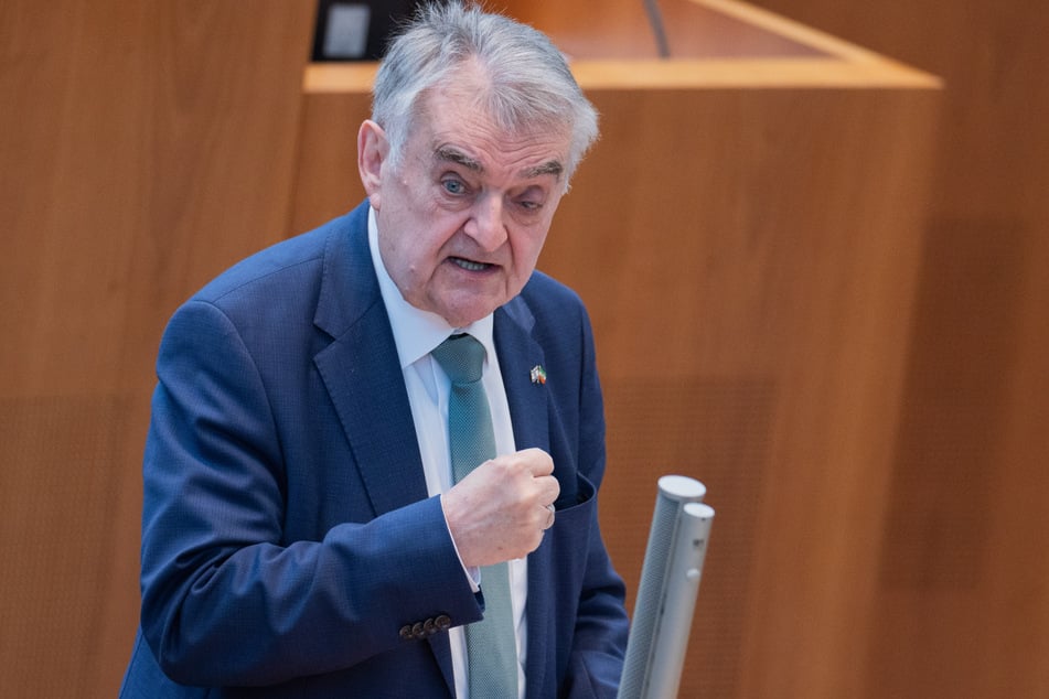 NRW-Innenminister Herbert Reul (71, CDU) will mit harter Hand gegen die wachsende Kriminalität am Wiener Platz in Köln vorgehen.