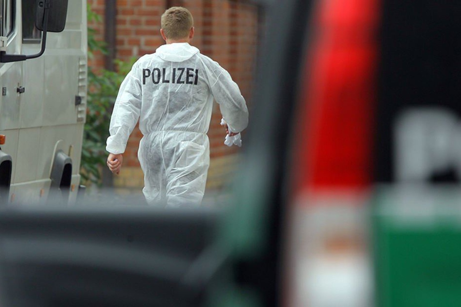 Ein Beamter der Spurensicherung auf dem Weg zur Unglücksstelle. (Symbolbild)