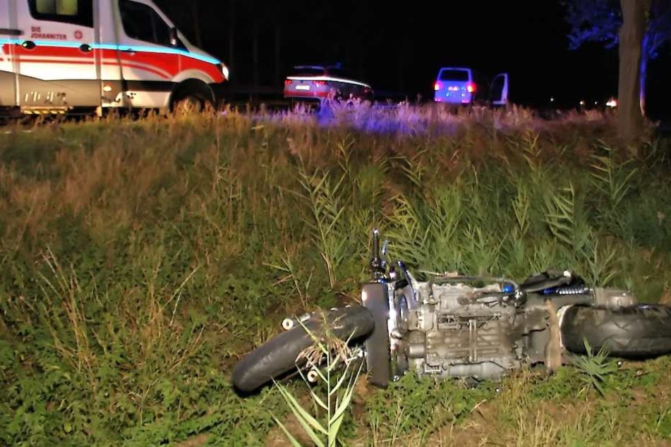 Der Biker landete schwer verletzt im Straßengraben.
