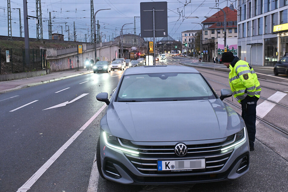 Einem Autofahrer fiel es schwer, sein Handy während der Fahrt beiseite zu legen.